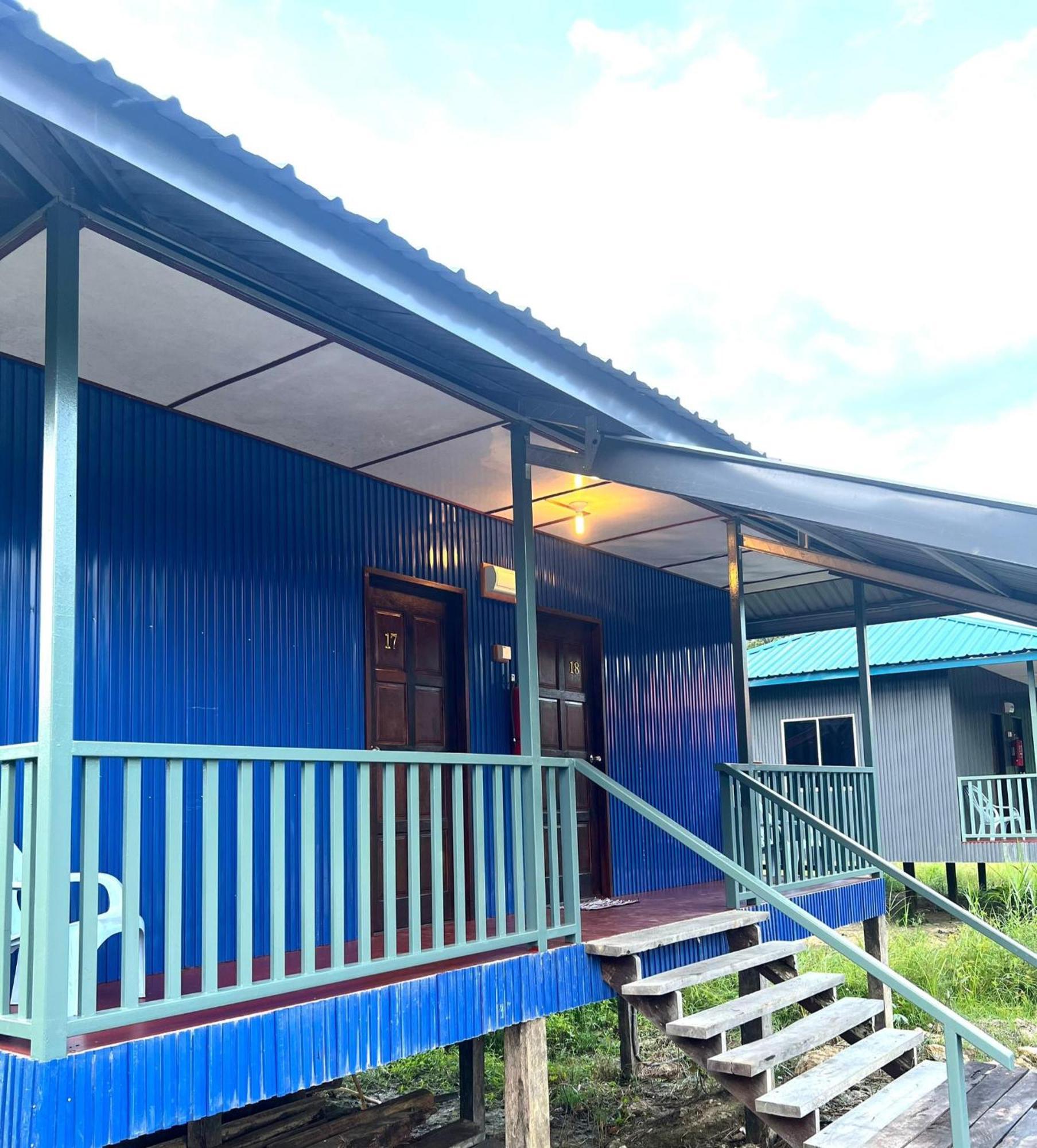 Sukau Backpackers Bed & Breakfast Exterior foto