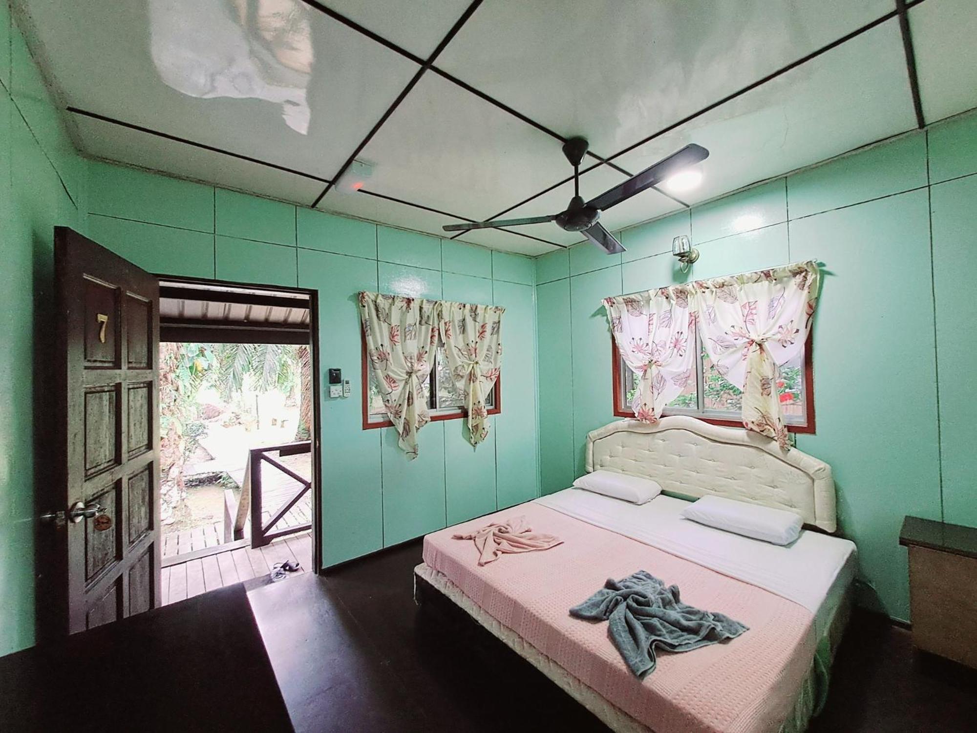Sukau Backpackers Bed & Breakfast Exterior foto